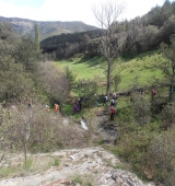 Unes setanta persones fan la caminada inaugural del tram del Camí de l’Últim Càtar a la comarca de l’Alt Urgell