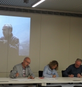 Signatura del contracte de cessió del fons Miquel Planella i Gimó a l’Arxiu Comarcal