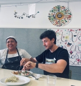 El cantant Miki Núñez lliura al menjador de l’Escola Pau Claris el diploma que l’acredita com a menjador de proximitat i qualitat