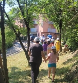 La brigada del Camina Pirineus col·labora amb les escoles de la comarca que actuen com a vetlladors de la xarxa de senders 